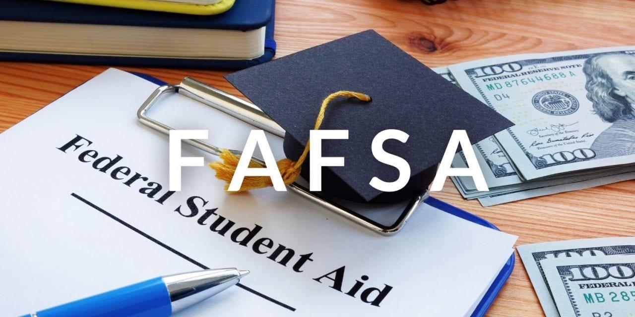 Es importante que los estudiantes completen el formulario FAFSA para asegurarse de que no dejen ningún tipo de ayuda financiera sin reclamar.