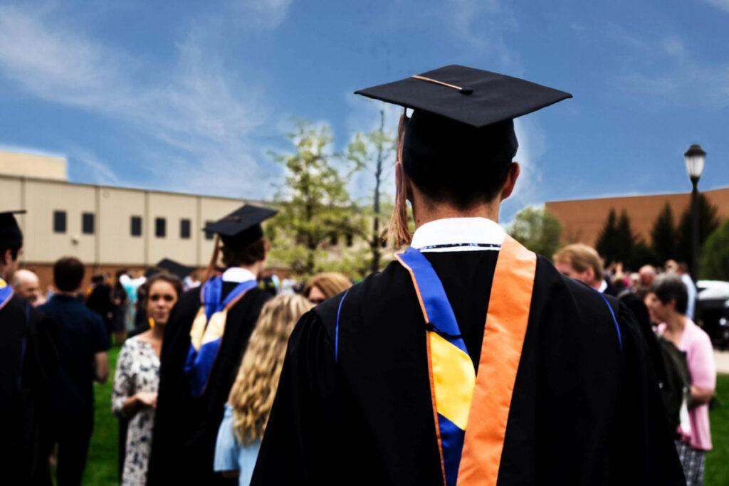 Universidad ofrece becas a indocumentados para licenciaturas en español desde cualquier parte de EE.UU.