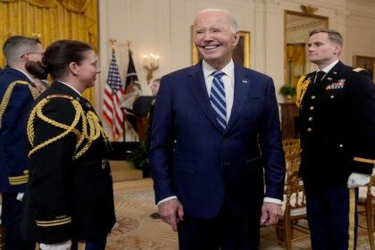 La promulgación de una ley para incrementar los pagos mensuales de los jubilados en Estados Unidos