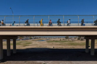 EEUU suspende las solicitudes para migrantes acogidos bajo el ‘parole humanitario’ del gobierno de Biden