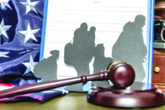 Frenar una deportación en Estados Unidos es un proceso complejo que depende de varios factores, incluyendo el motivo de la deportación, el historial migratorio de la persona y su situación personal.
