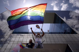 Una nueva ley en Florida prohibiría las banderas LGBTQ+ y de Palestina en lugares públicos