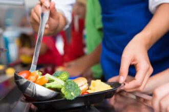 La suspensión de estos programas federales impacta la capacidad de acceder a comidas saludables a miles de estudiantes y afecta la conexión con agricultores locales