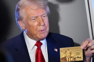 Donald Trump presenta su “Gold Card” con valor de $5 millones y su rostro grabado