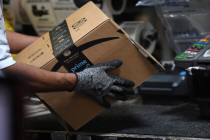 Le susurró ‘Ayúdame’ al repartidor de Amazon que entregó su paquete y arrestaron al hombre que estaba con ella