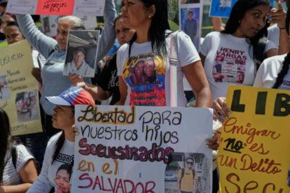 Supremo de EE.UU. bloquea expulsiones de venezolanos a El Salvador hasta nueva orden