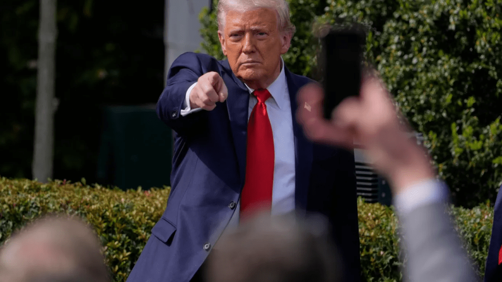 Trump toma medidas para gravar con aranceles semiconductores y productos de farmacia