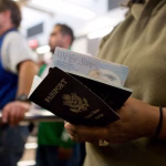 Por qué los estadounidenses están optando más por una doble nacionalidad