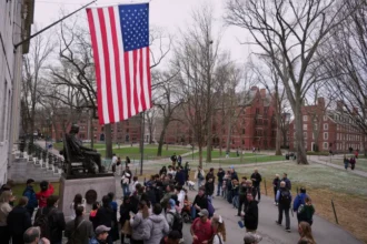 Trump contempla retirar otros $3,000 millones de dólares en subvenciones a Harvard