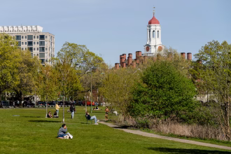 Una jueza federal bloqueó el intento de Trump de prohibir a los estudiantes internacionales en la Universidad de Harvard