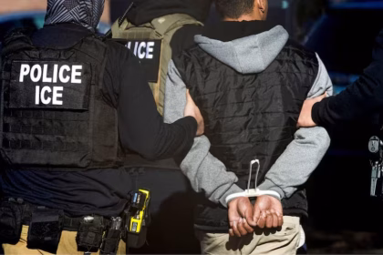 ICE arresta a casi 1.500 migrantes indocumentados en el mayor operativo de su historia