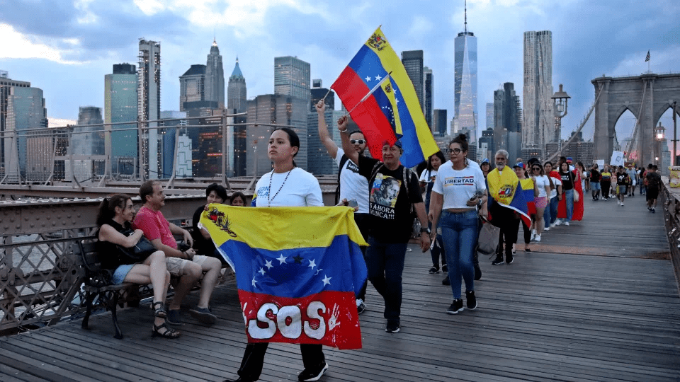 Juez frenó a Donald Trump: 5,000 venezolanos conservarán permisos legales
