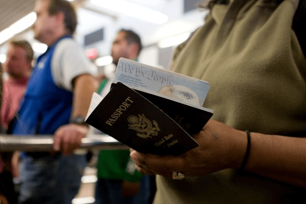 ¿Debo llevar mi pasaporte siempre conmigo en EEUU? Lo que muchos inmigrantes no saben
