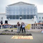 Corte Suprema permite a Trump restringir la ciudadanía por nacimiento, pero con limitantes