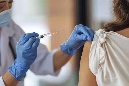 Viajeros que salgan de EEUU deben vacunarse contra el sarampión por nueva alerta sanitaria