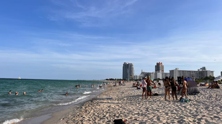 Ron DeSantis firmó una ley que cambia el acceso a las playas de Florida: ¿cuáles son los cambios?