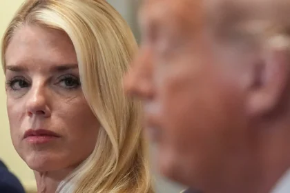 La fiscal general alertó a Trump que su nombre aparecía en los archivos de Epstein