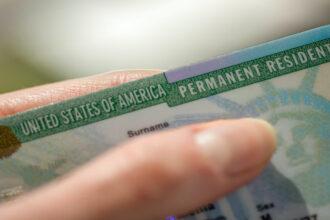 Autoridades de EEUU podrán deportar a los migrantes que busquen la Green Card por vía familiar