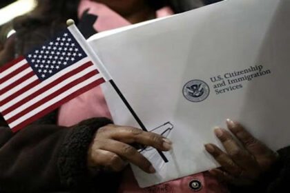 Solicitantes de ciudadanía serán evaluados con visitas vecinales tras orden de Trump