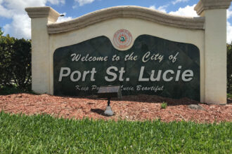 A pesar de la reducción en la tasa impositiva, los residentes están experimentando un aumento en sus impuestos a la propiedad debido a que el valor de sus viviendas se ha duplicado, lo que genera una mayor recaudación fiscal para la ciudad.