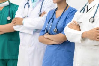 La escasez de personal en la salud ha ido en aumento en todo Estados Unidos. Según la Administración de Recursos y Servicios de Salud, el país enfrentará una falta de casi 700.000 médicos, enfermeros registrados y enfermeros técnicos para 2037.