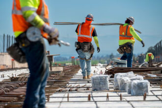 Tras la revisión, el número de empleos creados en un año se redujo en 911.000, pasando de un promedio de 147.000 empleos por mes a solo 71.000.