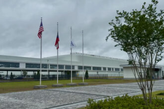 Latinos y surcoreanos entre los 450 migrantes detenidos en megaredada en planta Hyundai en Georgia
