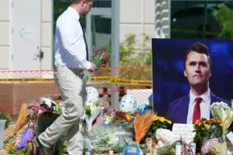 Autoridades publican nuevas fotos y un video de la persona de interés en el tiroteo de Charlie Kirk