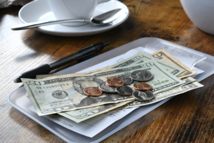 Presentan la lista de 68 empleos que estarán exentos de impuestos a las propinas