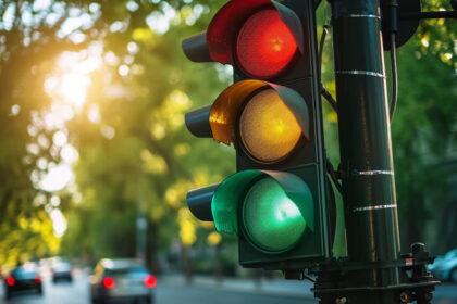 Estados Unidos ensayará un cuarto color en los semáforos, así cambiaría el tránsito urbano