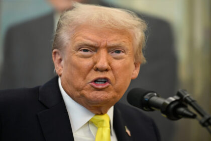 Trump tilda a Petro de “líder del narcotráfico” y elimina ayuda financiera a Colombia