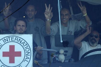 Hamás entrega a los 20 rehenes que mantenía con vida mientras Israel libera a los primeros presos palestinos