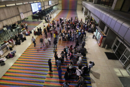 Aerolíneas suspenden vuelos a Venezuela en medio de la creciente presión militar de EE.UU.