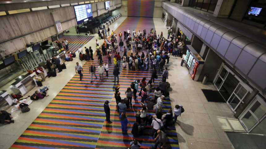 Aerolíneas suspenden vuelos a Venezuela en medio de la creciente presión militar de EE.UU.