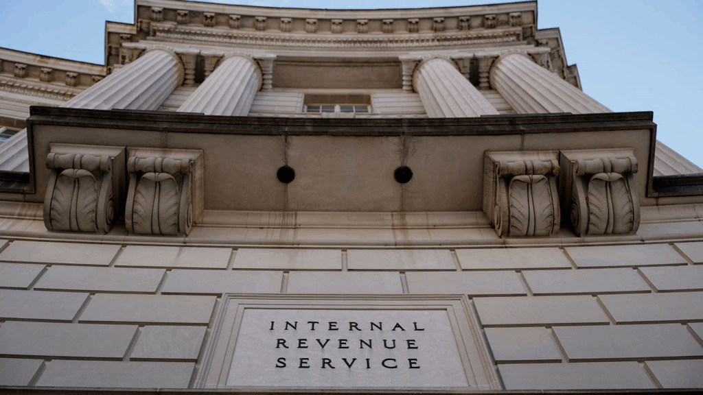 Jueza rechaza suspender demanda colectiva contra alianza de ICE, IRS y la oficina de Seguro Social
