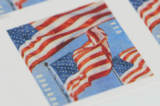 Servicio Postal de EE.UU. anuncia aumentos en los precios de envío a partir de enero de 2026. este es el extra que pagarás