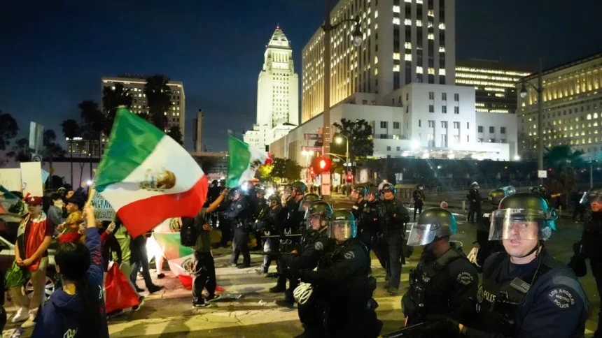 Mayoría de latinos afirma que es un mal momento para ser hispano o latino en EE.UU., según encuesta