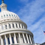 Con siete demócratas, Senado consigue mayoría de votos para reabrir el Gobierno