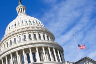 Con siete demócratas, Senado consigue mayoría de votos para reabrir el Gobierno