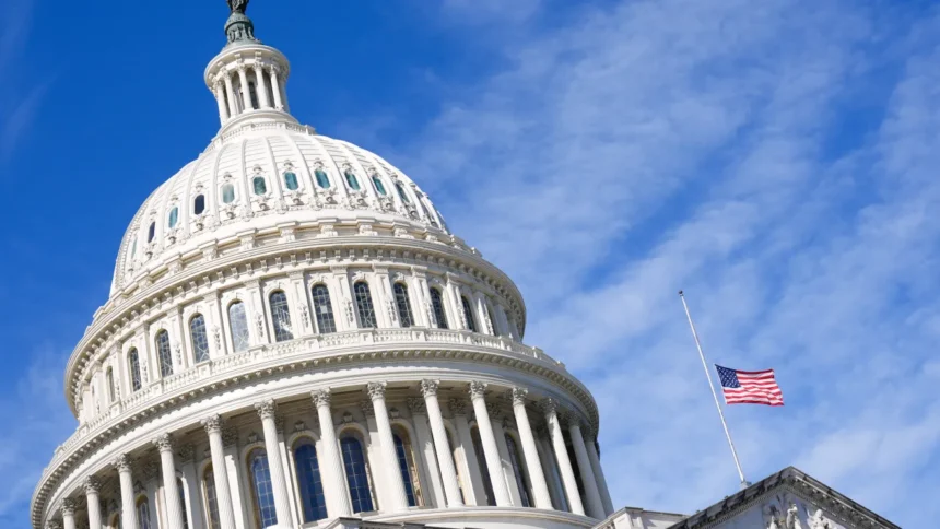 Con siete demócratas, Senado consigue mayoría de votos para reabrir el Gobierno