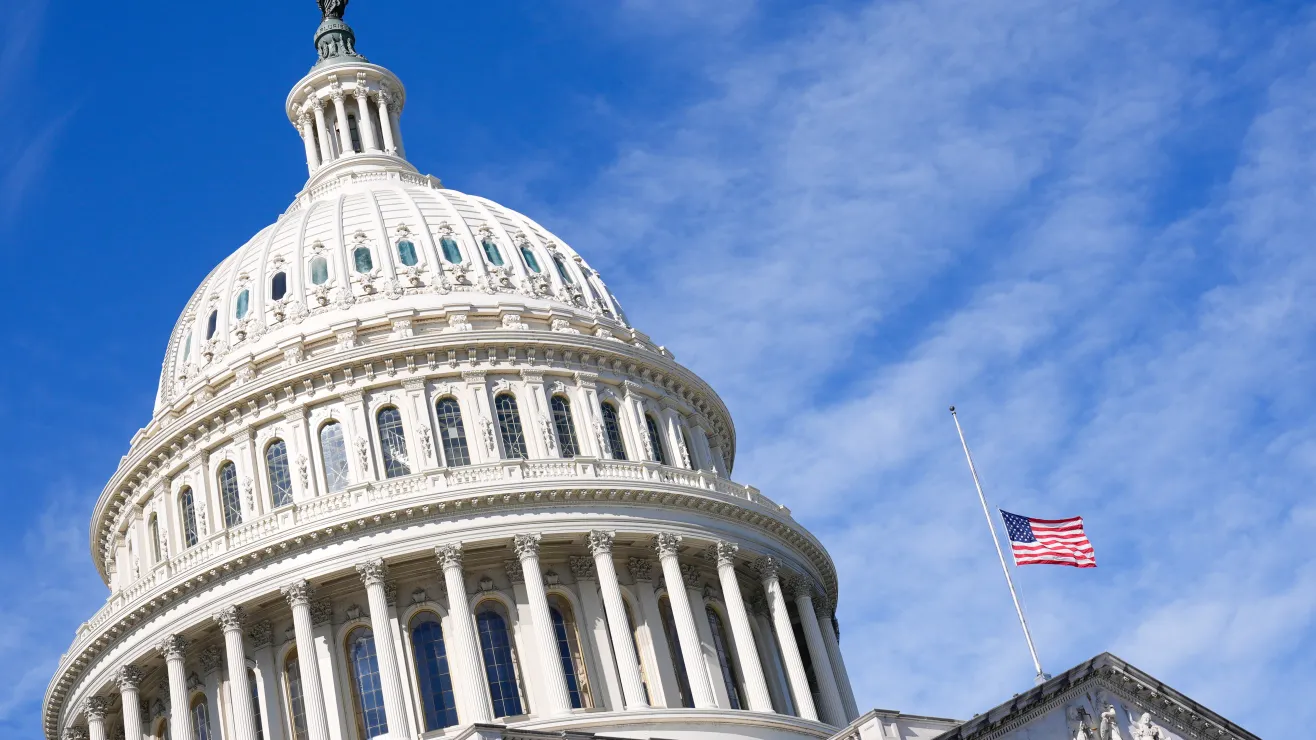 Con siete demócratas, Senado consigue mayoría de votos para reabrir el Gobierno