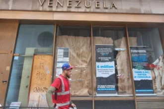 Desde hoy miles de venezolanos con TPS quedan indocumentados y además atrapados en EE.UU. por no tener pasaporte