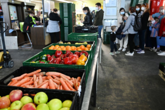 Fila de latinos en banco de comida crece drásticamente por inflación.