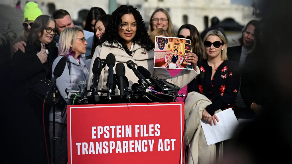 Víctimas de Epstein reaccionan a liberación de archivos, pero critican falta de información
