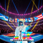 Bad Bunny en el escenario del Super Bowl 2026 con luces de colores y banderas de Puerto Rico.