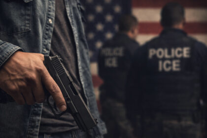 Qué sucede si un inmigrante indocumentado posee un arma en EE.UU.