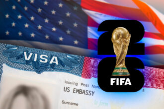 Pasaporte de Estados Unidos junto a un escáner biométrico digital con un estadio de fútbol de fondo.