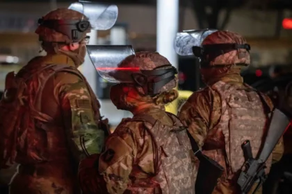 Minnesota declara emergencia y alista Guardia Nacional tras tiroteo fatal de ICE