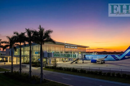 Avión de Breeze Airways en la terminal del Aeropuerto Regional de Vero Beach durante el atardecer.