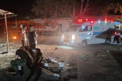 Columna de humo en la selva del Catatumbo tras bombardeo militar contra el ELN.